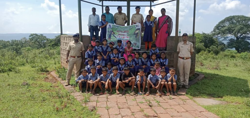 Students, teachers and Forest Department members celebrating Vanyajeev Saptah (Wildlife Week) in Khundlapur. Photo: Mahadu Chindhu Kondar