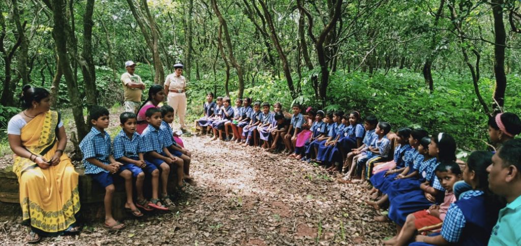 Students, teachers and Forest Department members celebrating Vanyajeev Saptah (Wildlife Week) in Khundlapur. Photo: Mahadu Chindhu Kondar